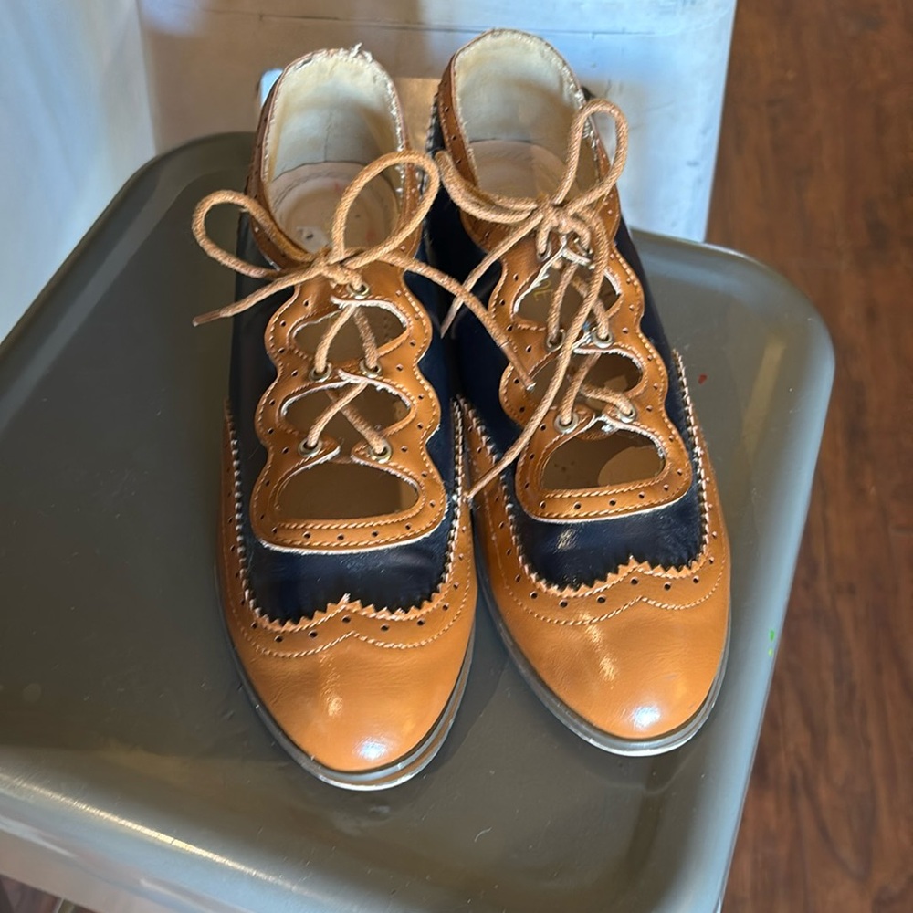 Chase + Chloe two tone brown oxfords